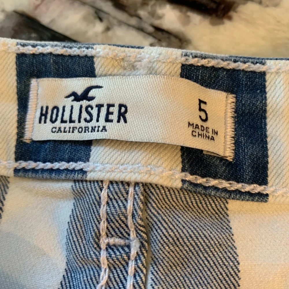 Hollister ukrra high rise distressed‎ bottom mini. Worn twice